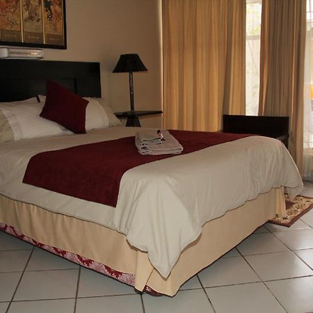 Rustenburg Guesthouse Bagian luar foto