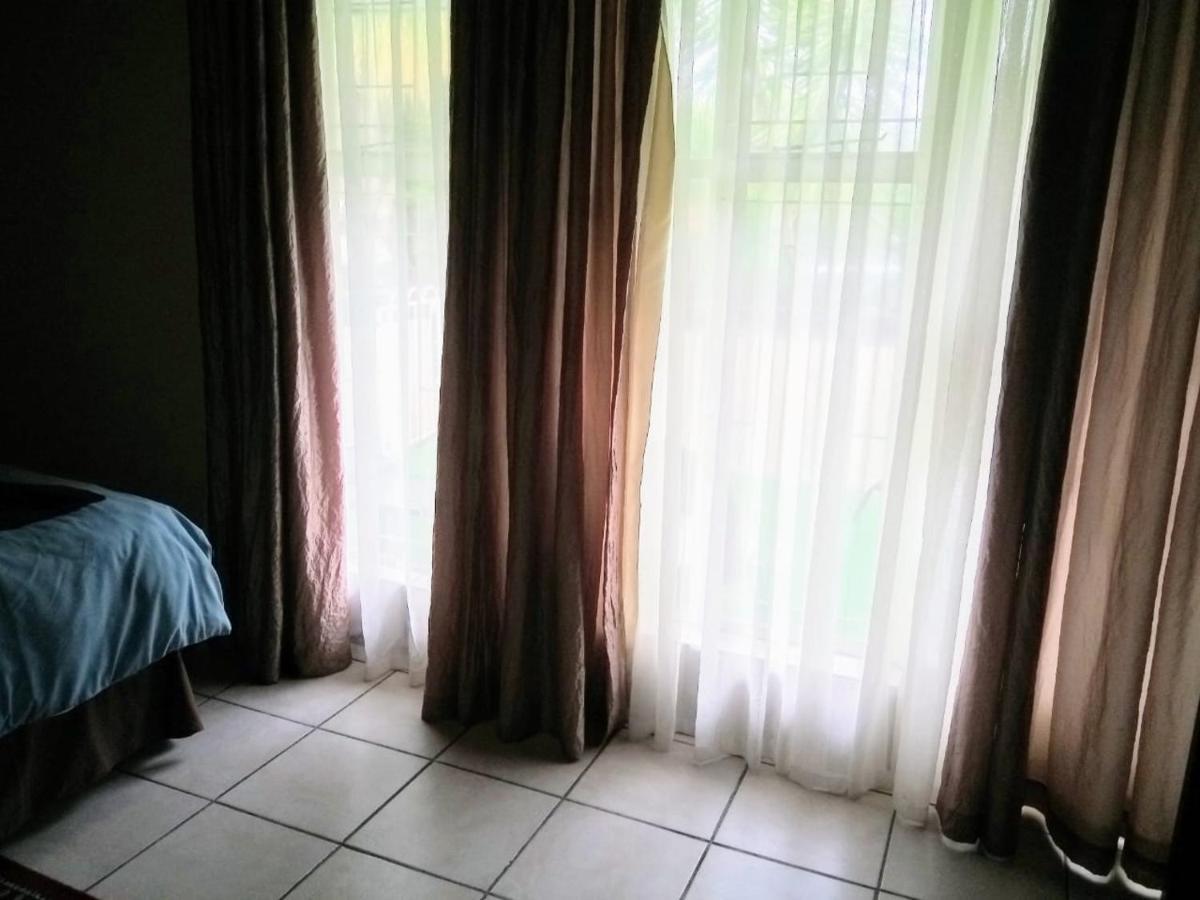 Rustenburg Guesthouse Bagian luar foto