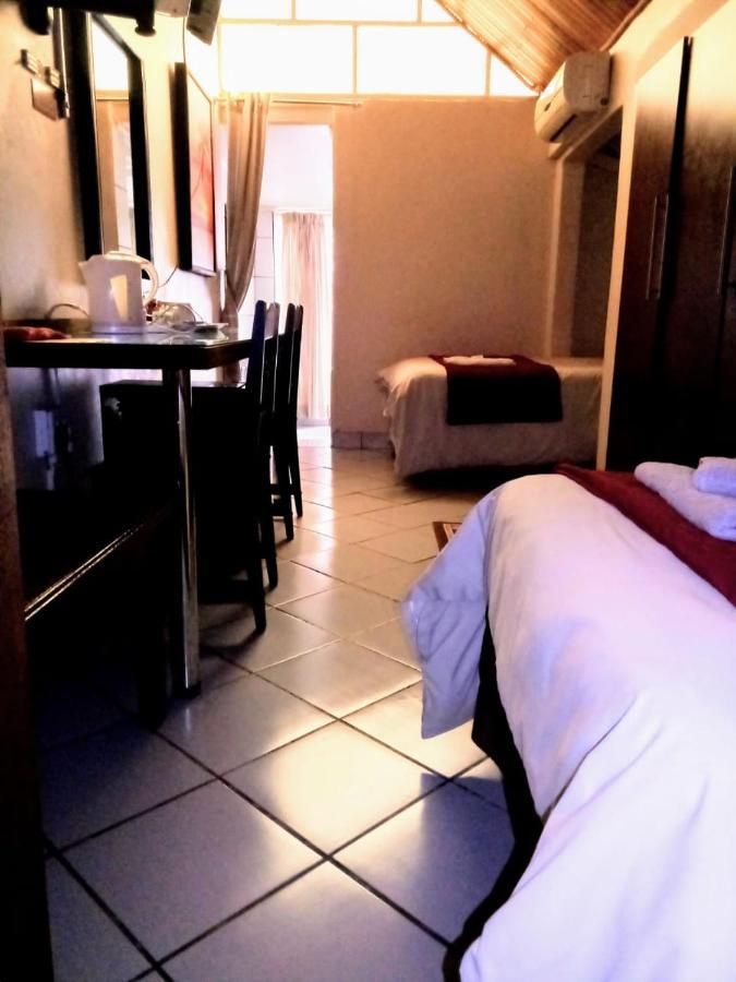 Rustenburg Guesthouse Bagian luar foto