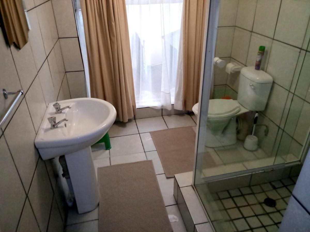 Rustenburg Guesthouse Bagian luar foto