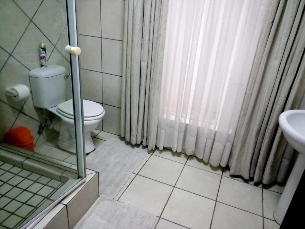 Rustenburg Guesthouse Bagian luar foto