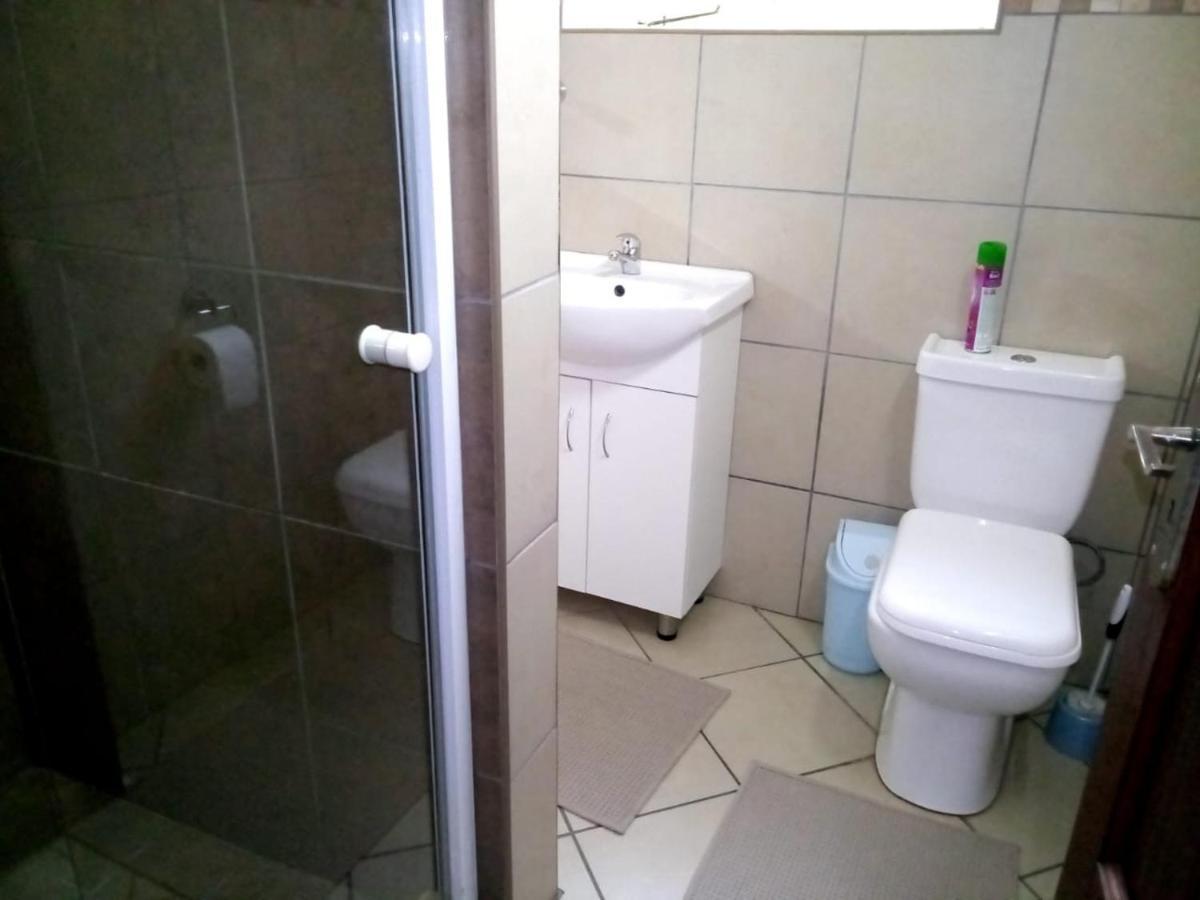 Rustenburg Guesthouse Bagian luar foto