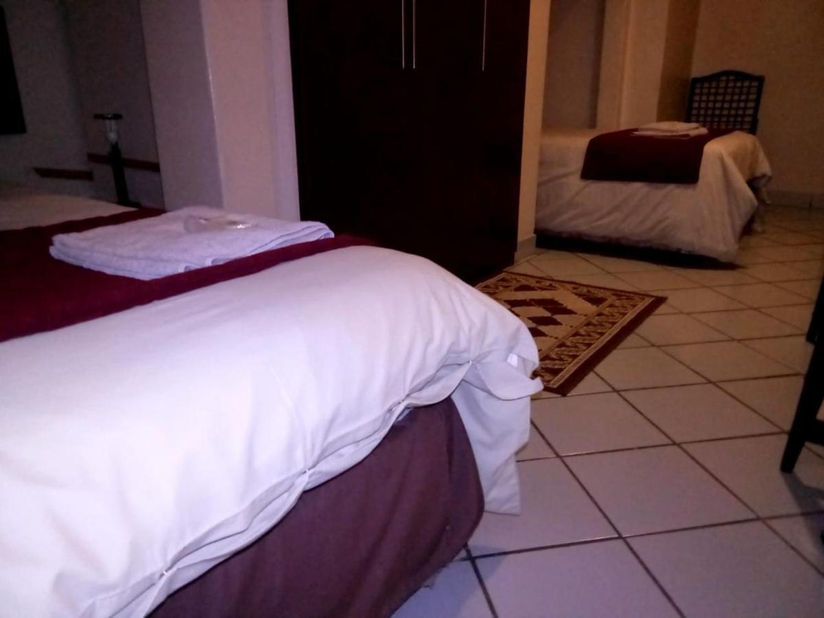 Rustenburg Guesthouse Bagian luar foto