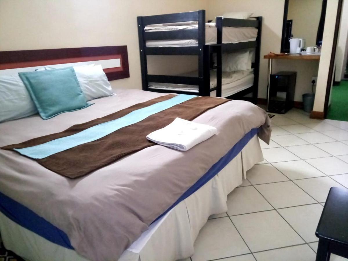 Rustenburg Guesthouse Bagian luar foto