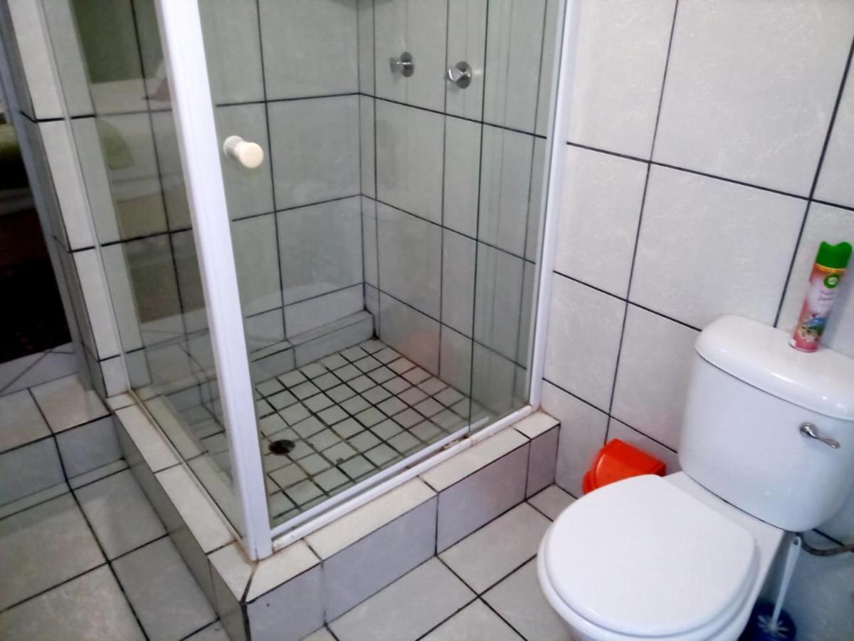 Rustenburg Guesthouse Bagian luar foto