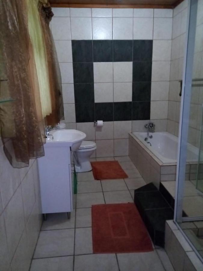 Rustenburg Guesthouse Bagian luar foto