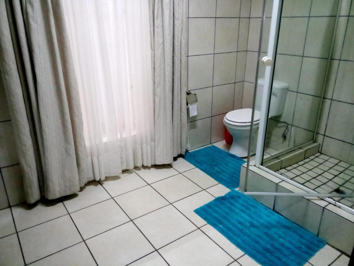 Rustenburg Guesthouse Bagian luar foto