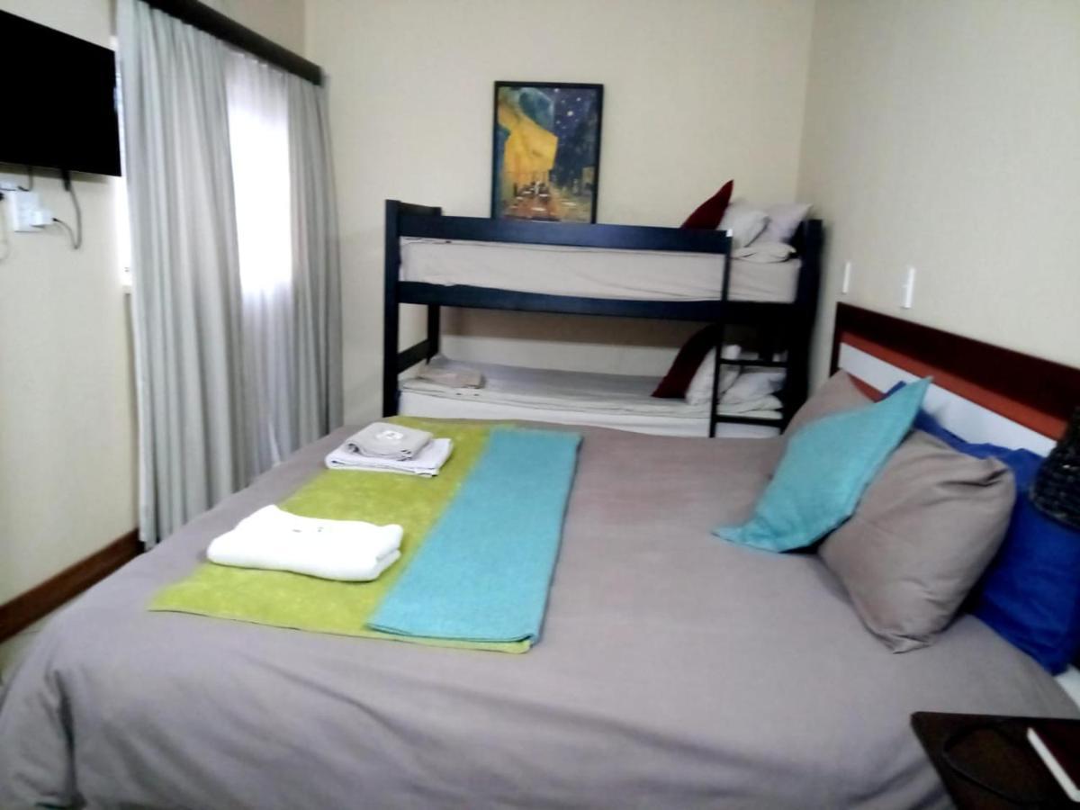 Rustenburg Guesthouse Bagian luar foto