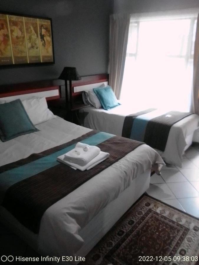 Rustenburg Guesthouse Bagian luar foto