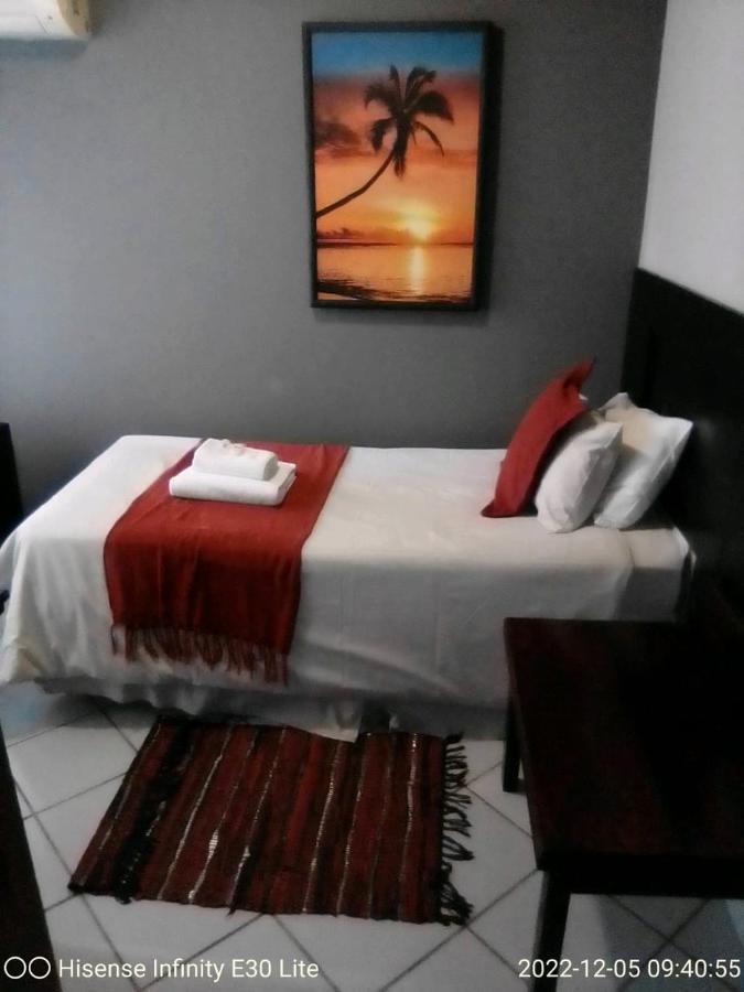 Rustenburg Guesthouse Bagian luar foto