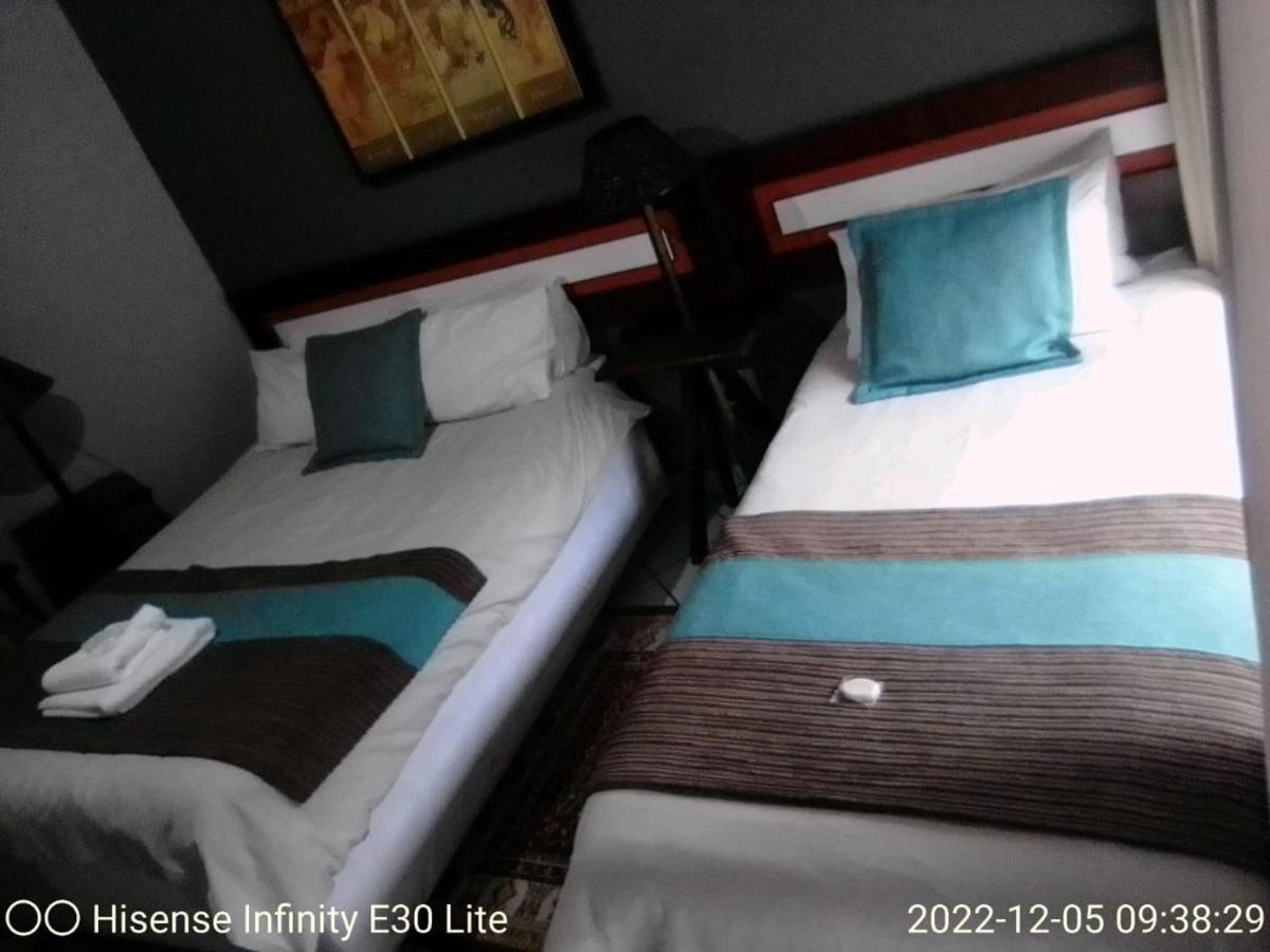 Rustenburg Guesthouse Bagian luar foto