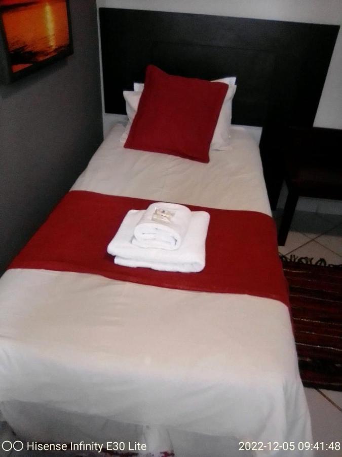 Rustenburg Guesthouse Bagian luar foto