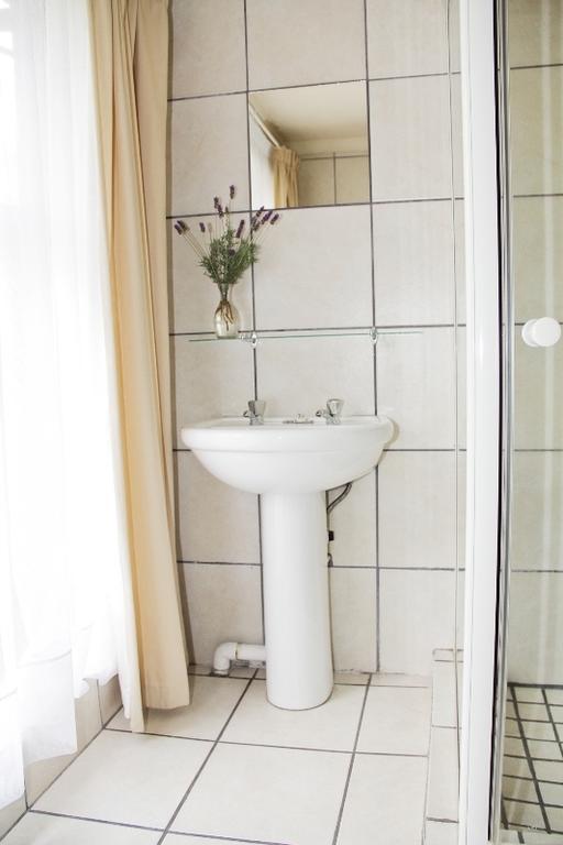 Rustenburg Guesthouse Bagian luar foto