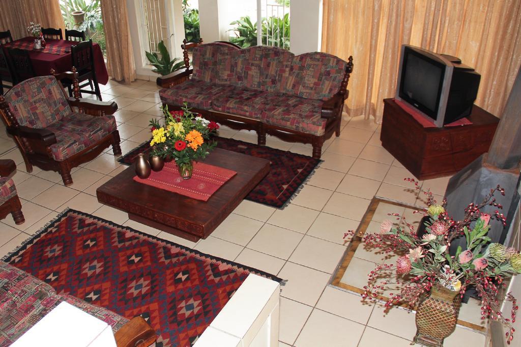 Rustenburg Guesthouse Bagian luar foto