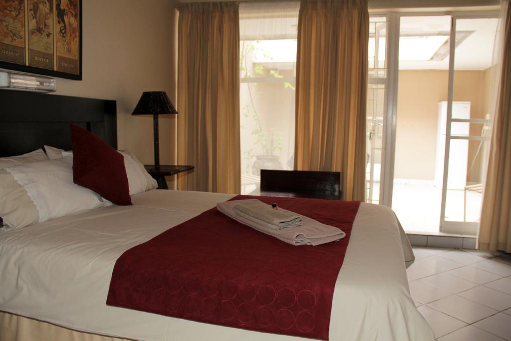 Rustenburg Guesthouse Bagian luar foto