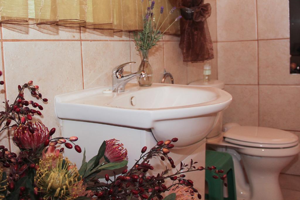 Rustenburg Guesthouse Bagian luar foto