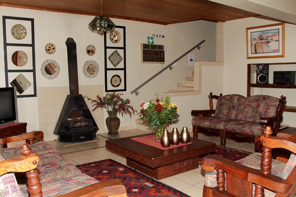 Rustenburg Guesthouse Bagian luar foto