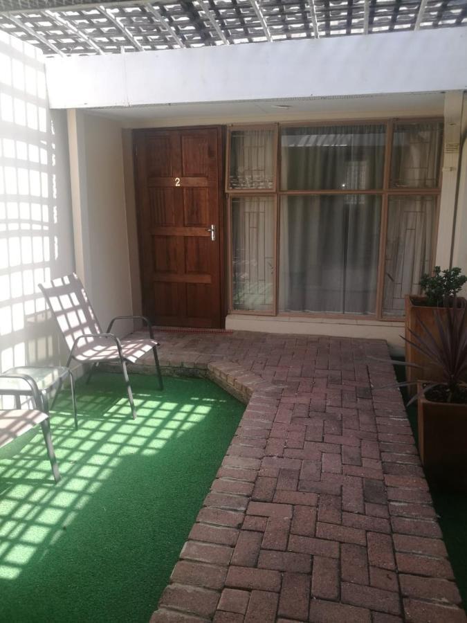 Rustenburg Guesthouse Bagian luar foto