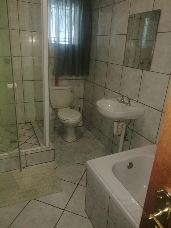 Rustenburg Guesthouse Bagian luar foto