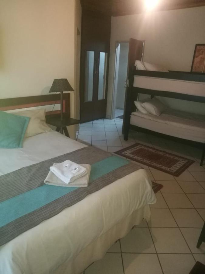 Rustenburg Guesthouse Bagian luar foto