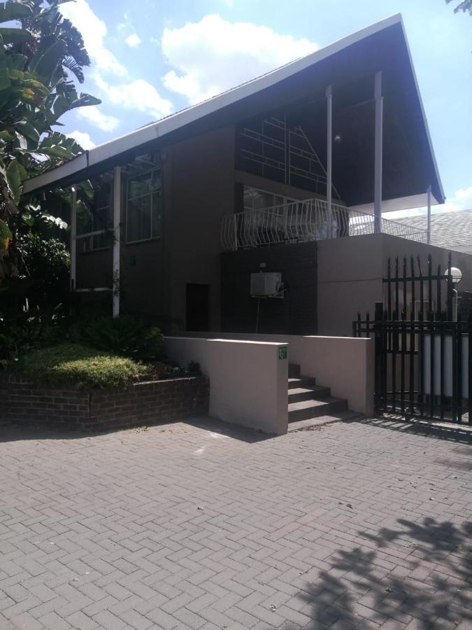 Rustenburg Guesthouse Bagian luar foto