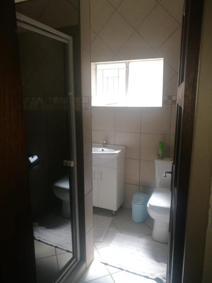 Rustenburg Guesthouse Bagian luar foto