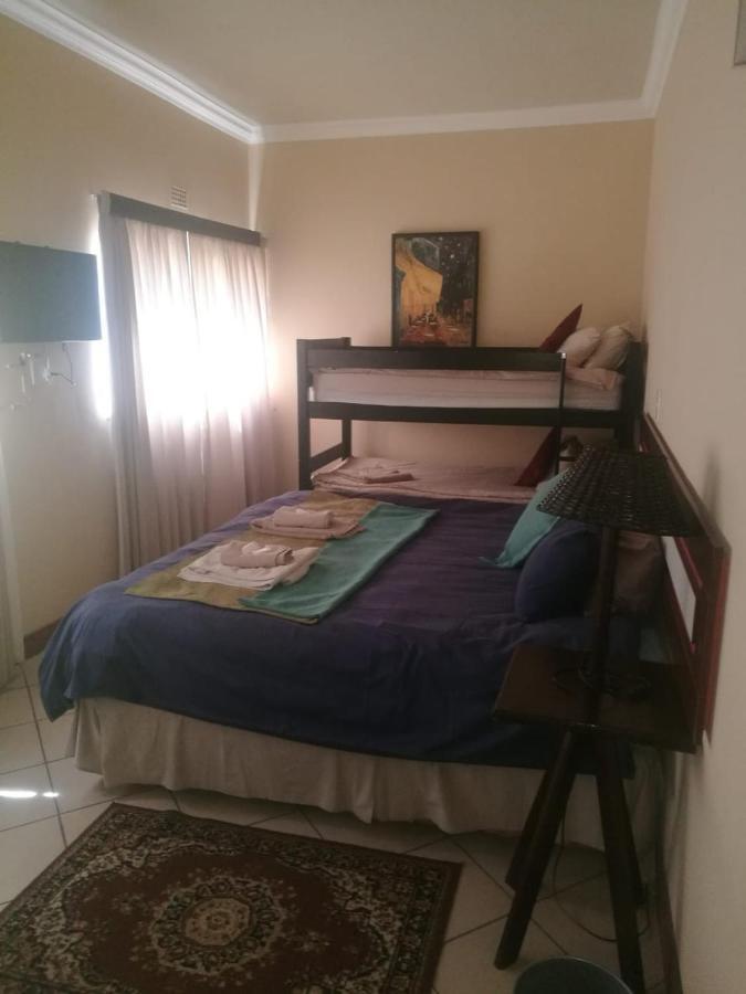 Rustenburg Guesthouse Bagian luar foto